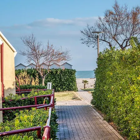 Se040 - Senigallia, Bilocale Fronte Mare Con Giardino *